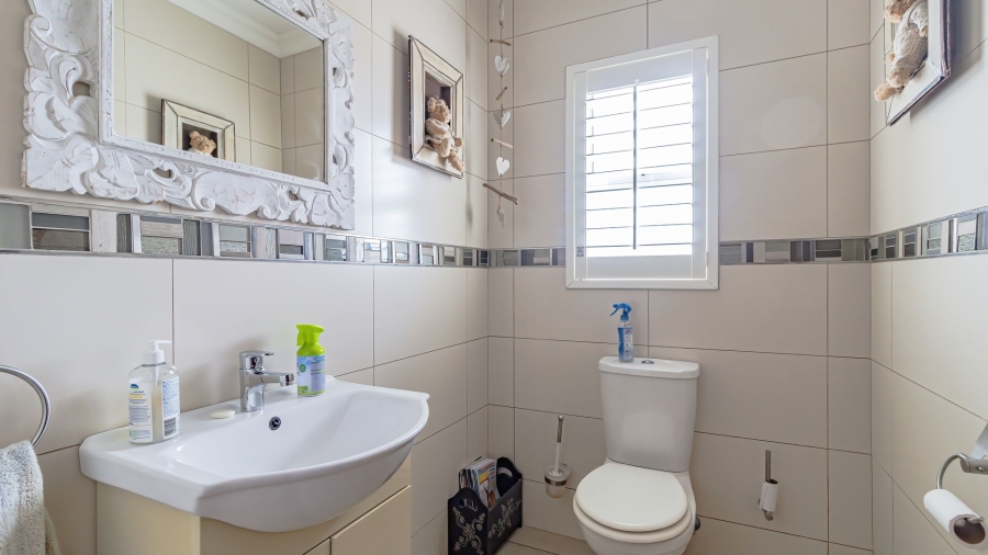 4 Bedroom Property for Sale in Blue Lagoon Western Cape